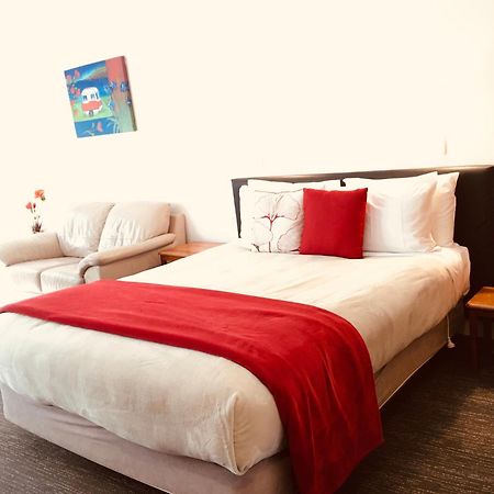 Cascades Lakefront Motel Таупо Екстериор снимка A bedroom at the hotel