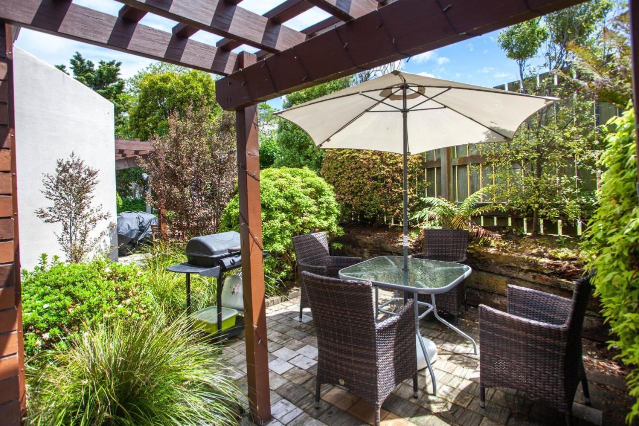 Cascades Lakefront Motel Таупо Екстериор снимка A patio with a pergola