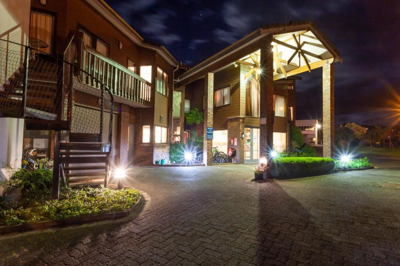 Cascades Lakefront Motel Таупо Екстериор снимка The entrance of the hotel