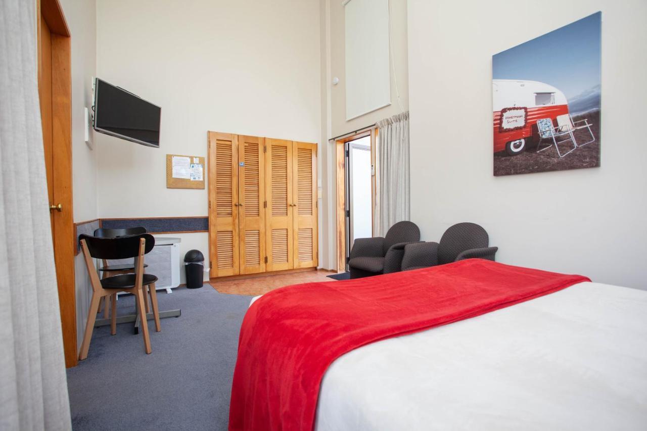 Cascades Lakefront Motel Таупо Екстериор снимка A typical studio apartment