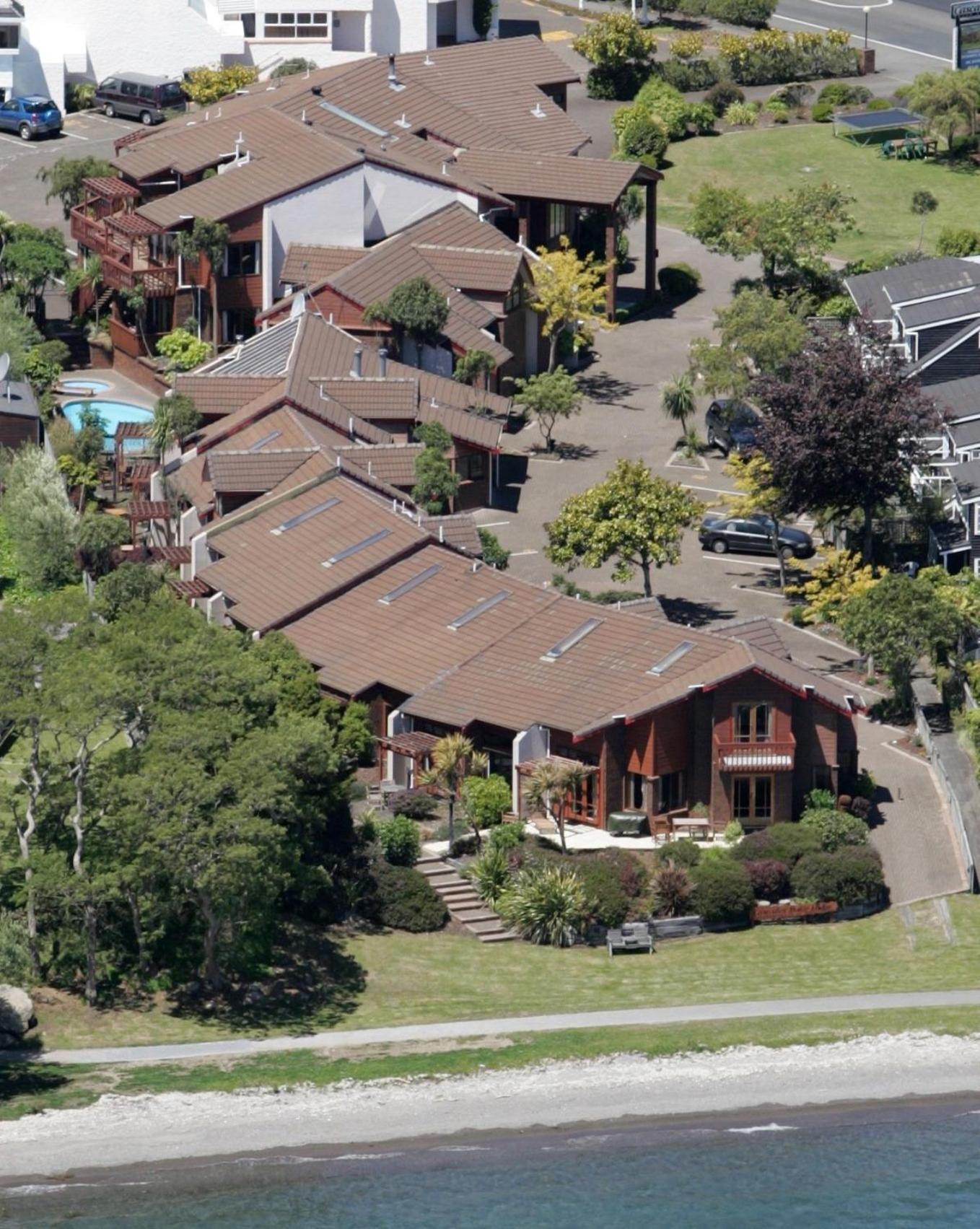 Cascades Lakefront Motel Таупо Екстериор снимка The house from the air