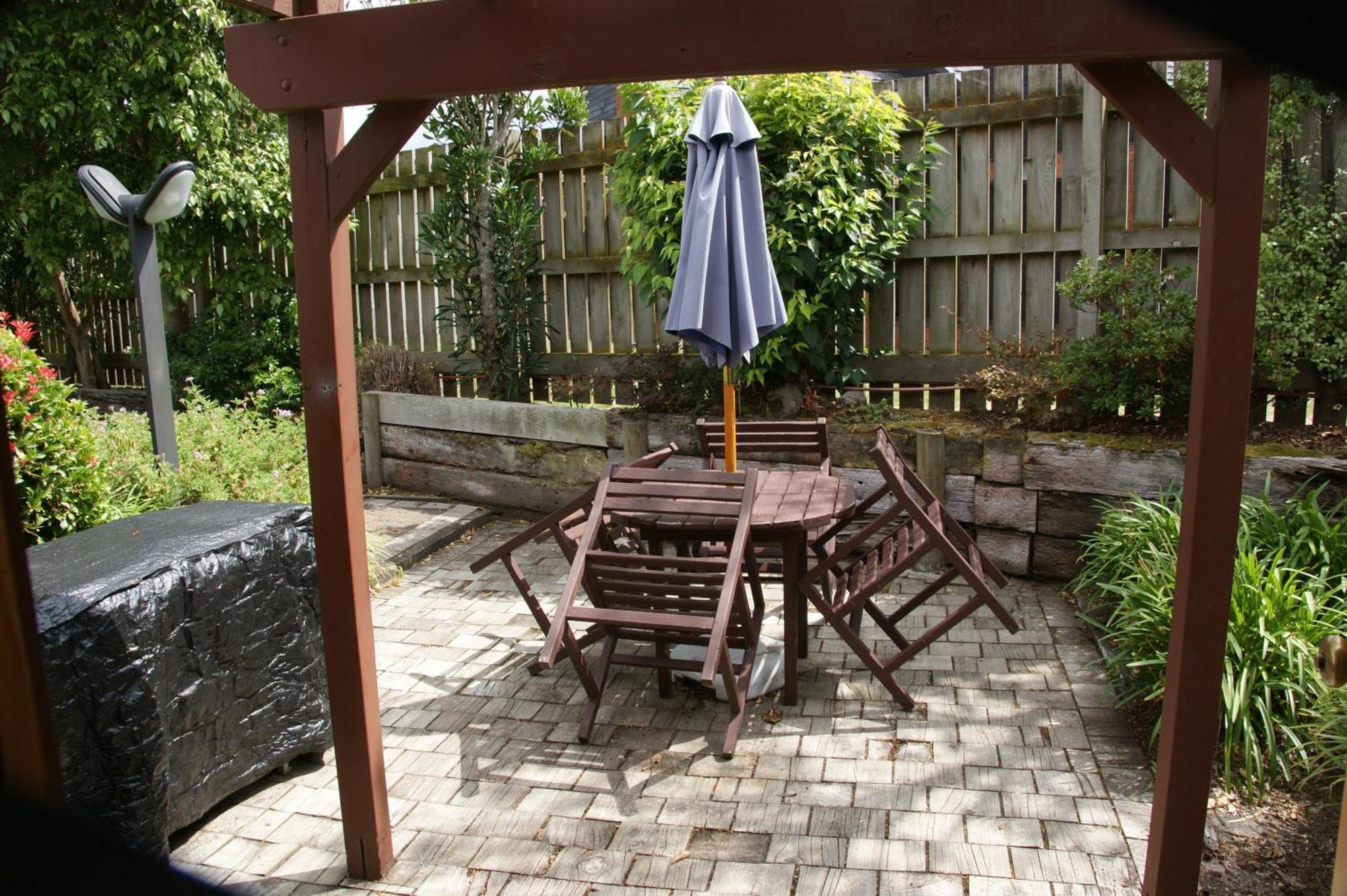 Cascades Lakefront Motel Таупо Стая снимка A backyard patio