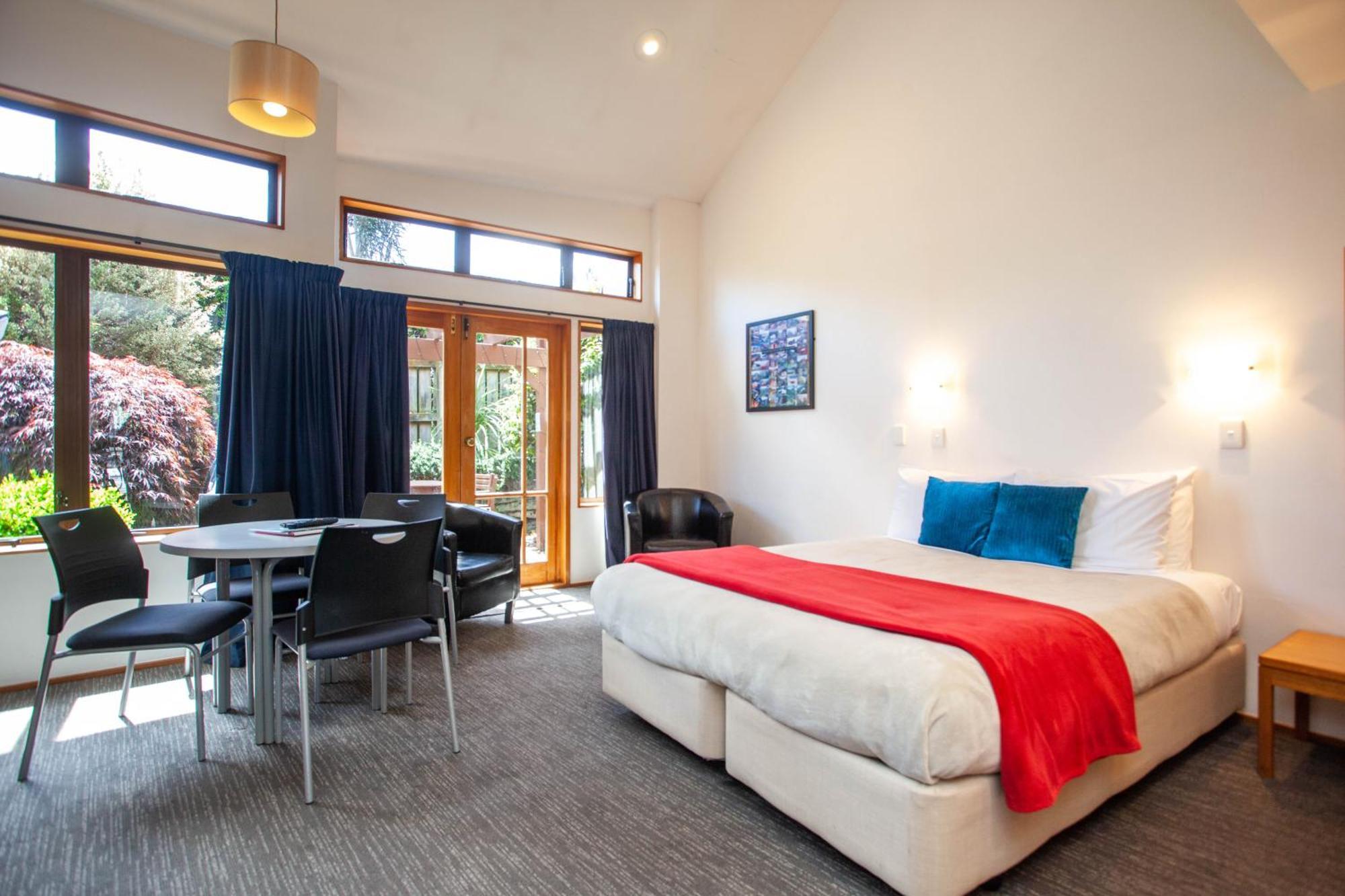 Cascades Lakefront Motel Таупо Стая снимка A typical studio apartment