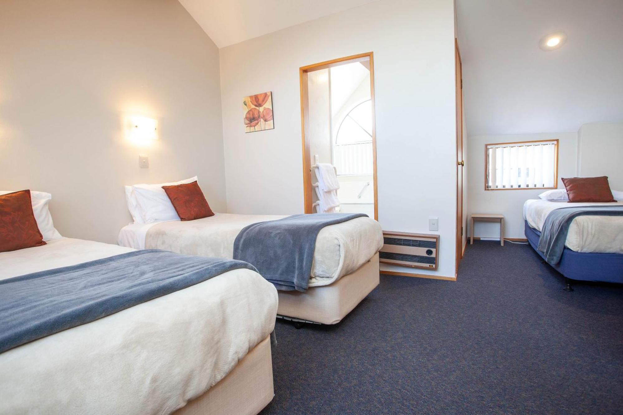 Cascades Lakefront Motel Таупо Стая снимка A typical motel room