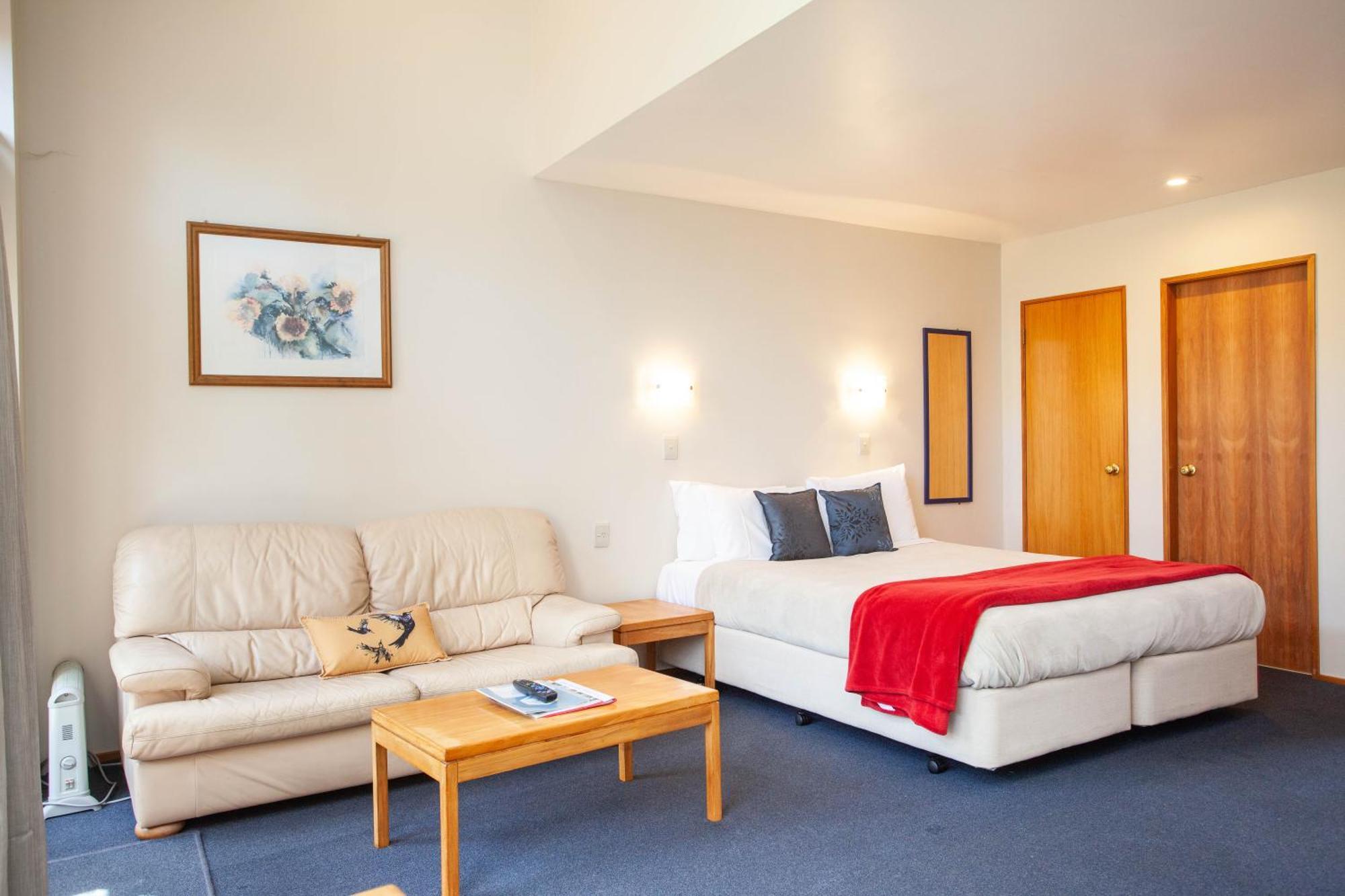 Cascades Lakefront Motel Таупо Стая снимка A typical hotel room
