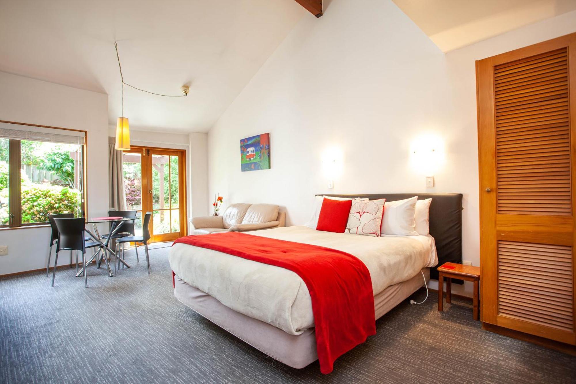 Cascades Lakefront Motel Таупо Стая снимка A typical Studio