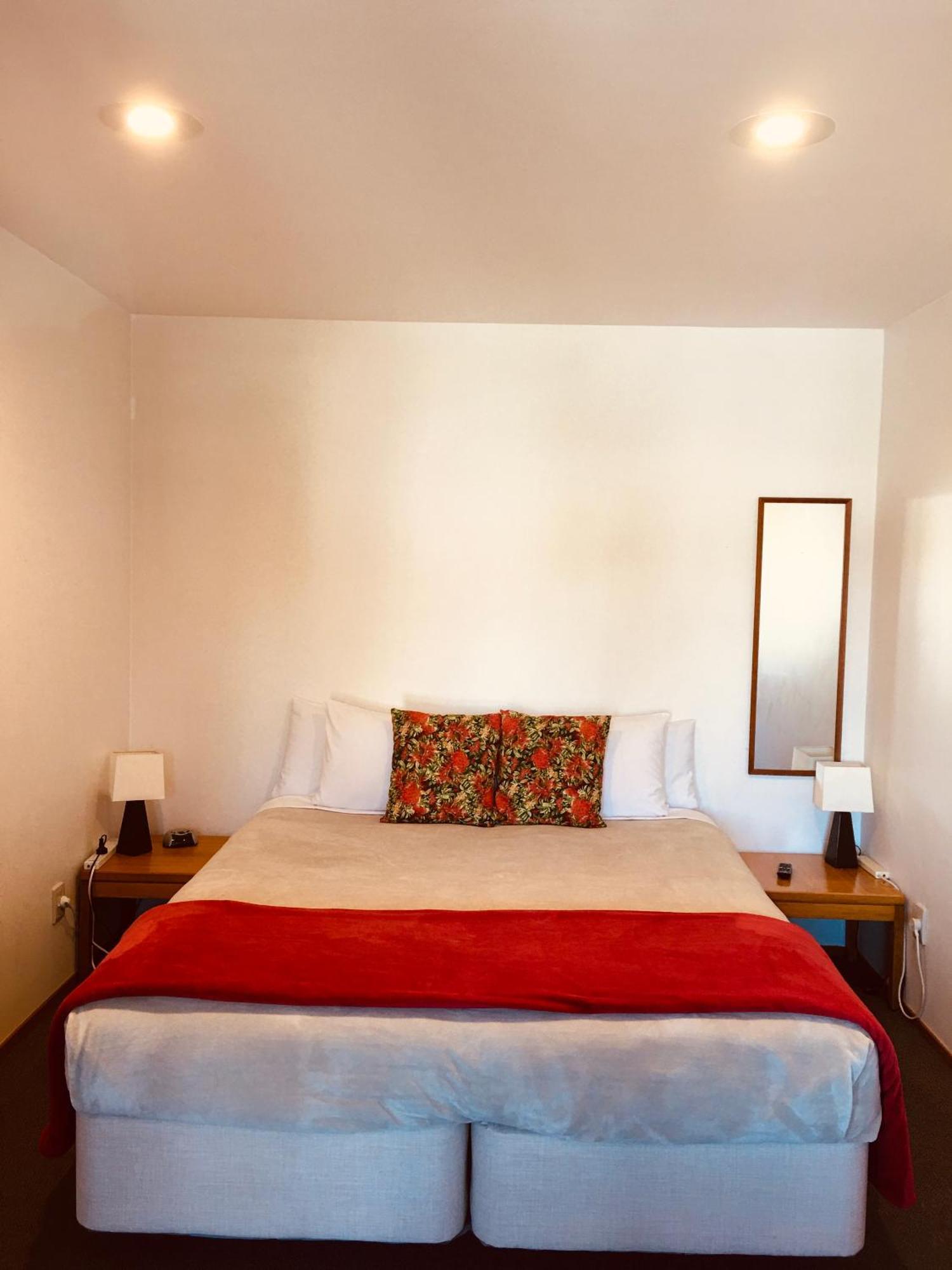 Cascades Lakefront Motel Таупо Екстериор снимка A bedroom at the hotel