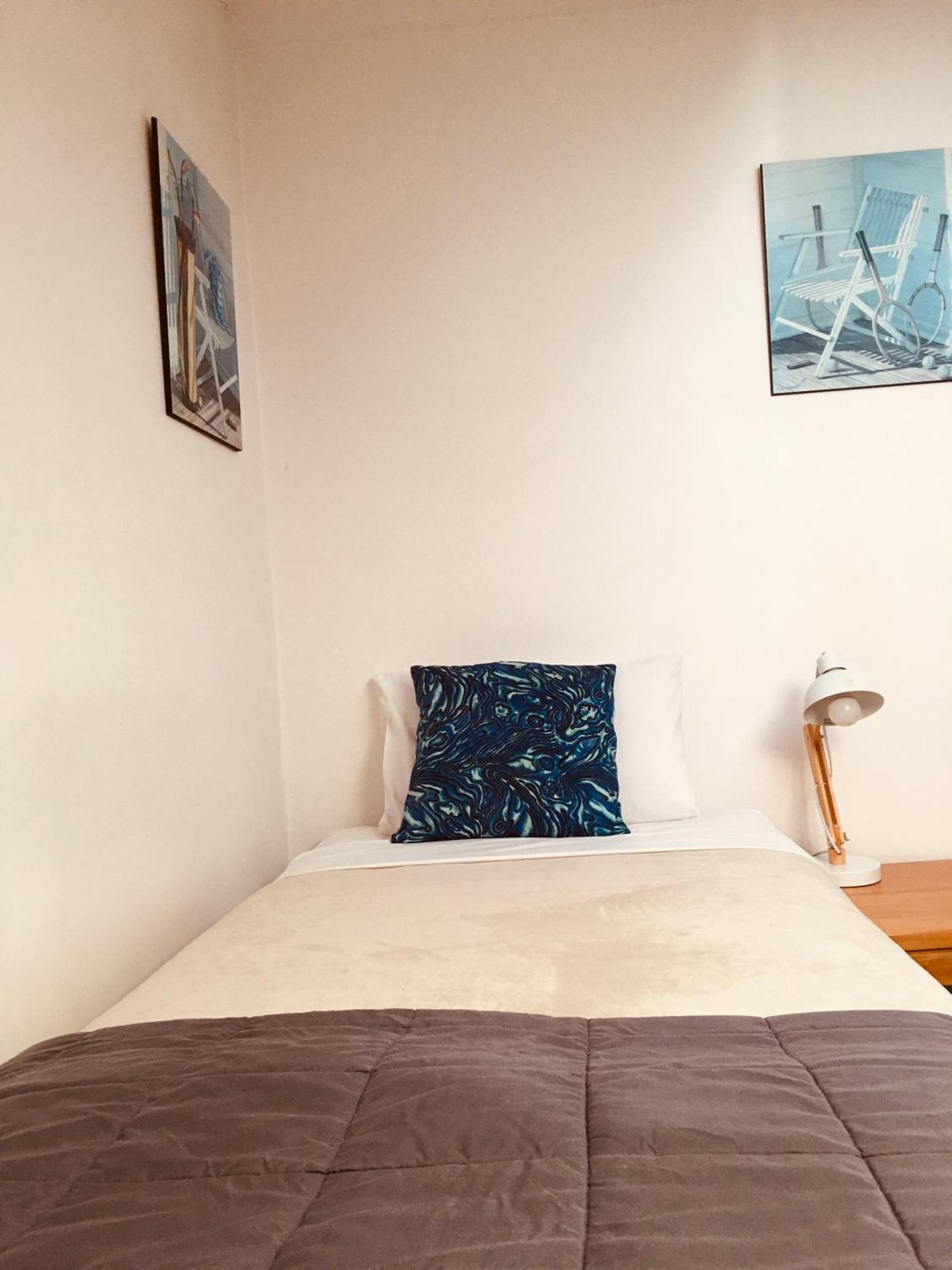 Cascades Lakefront Motel Таупо Екстериор снимка A single bed