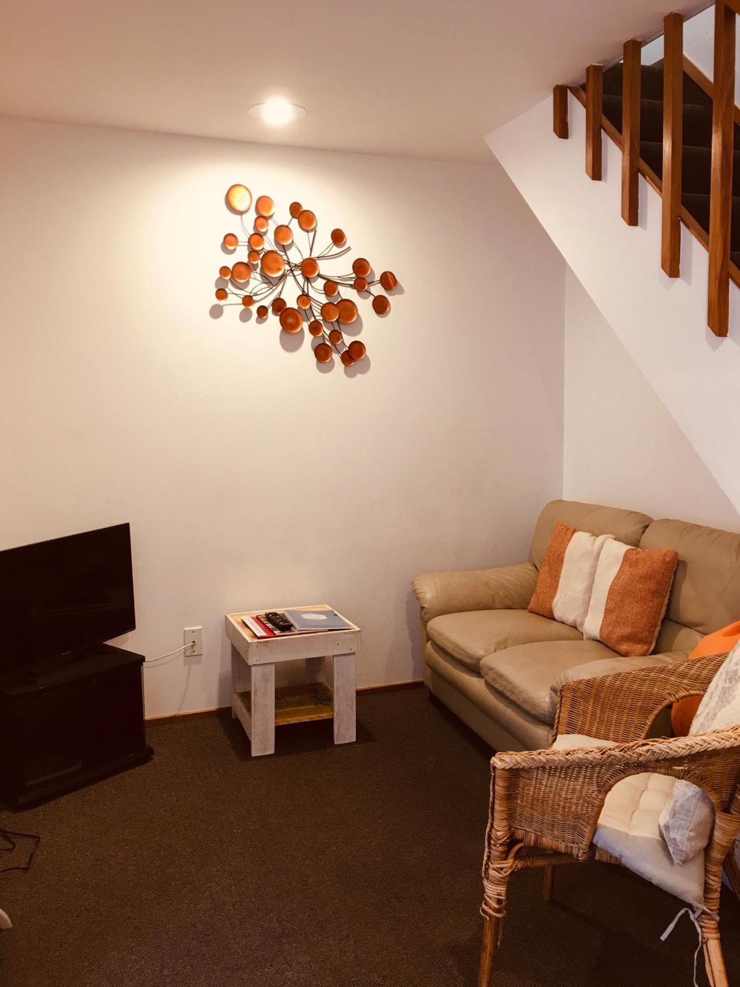 Cascades Lakefront Motel Таупо Екстериор снимка A living room