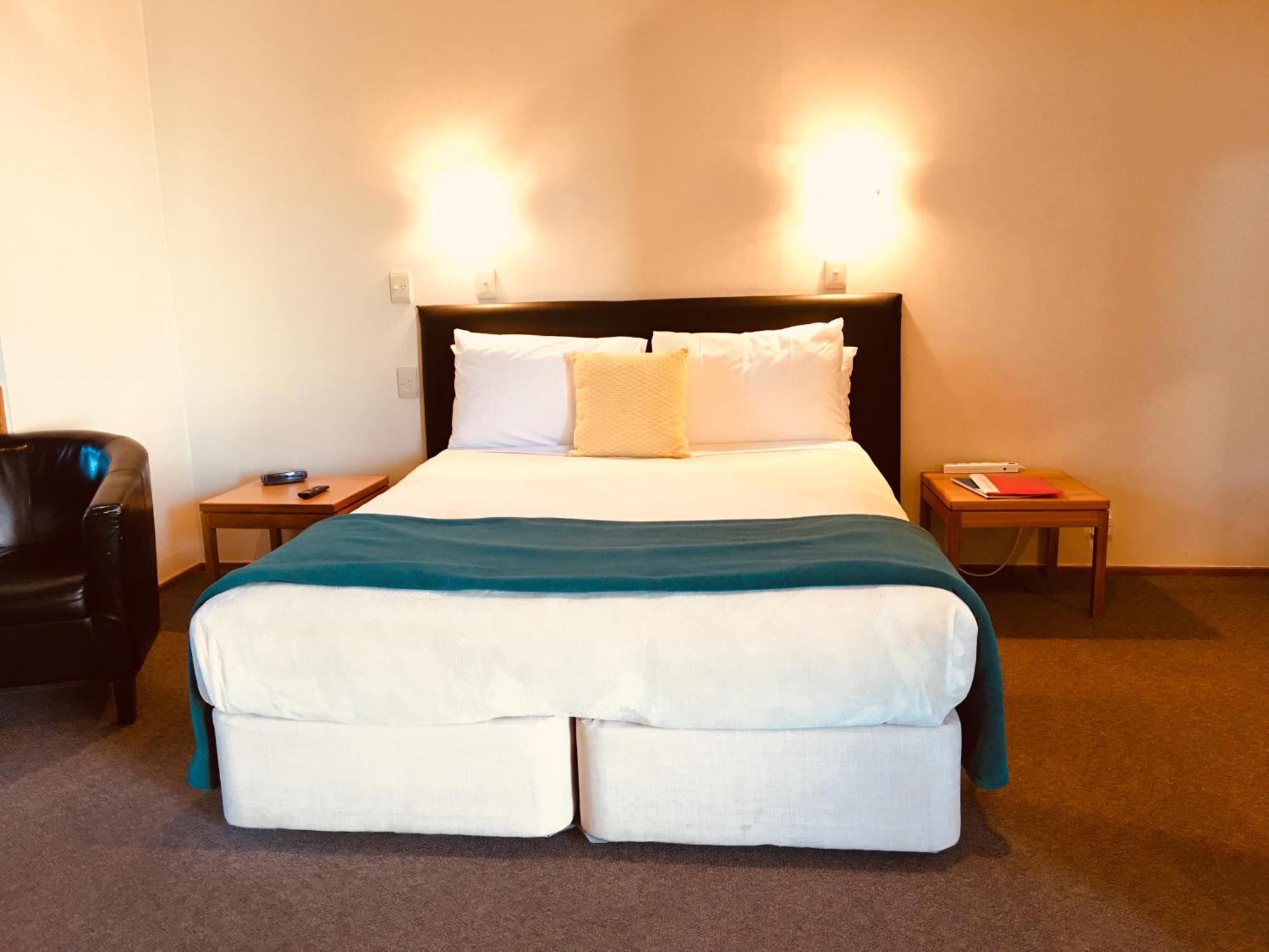 Cascades Lakefront Motel Таупо Екстериор снимка A bed in a hotel room