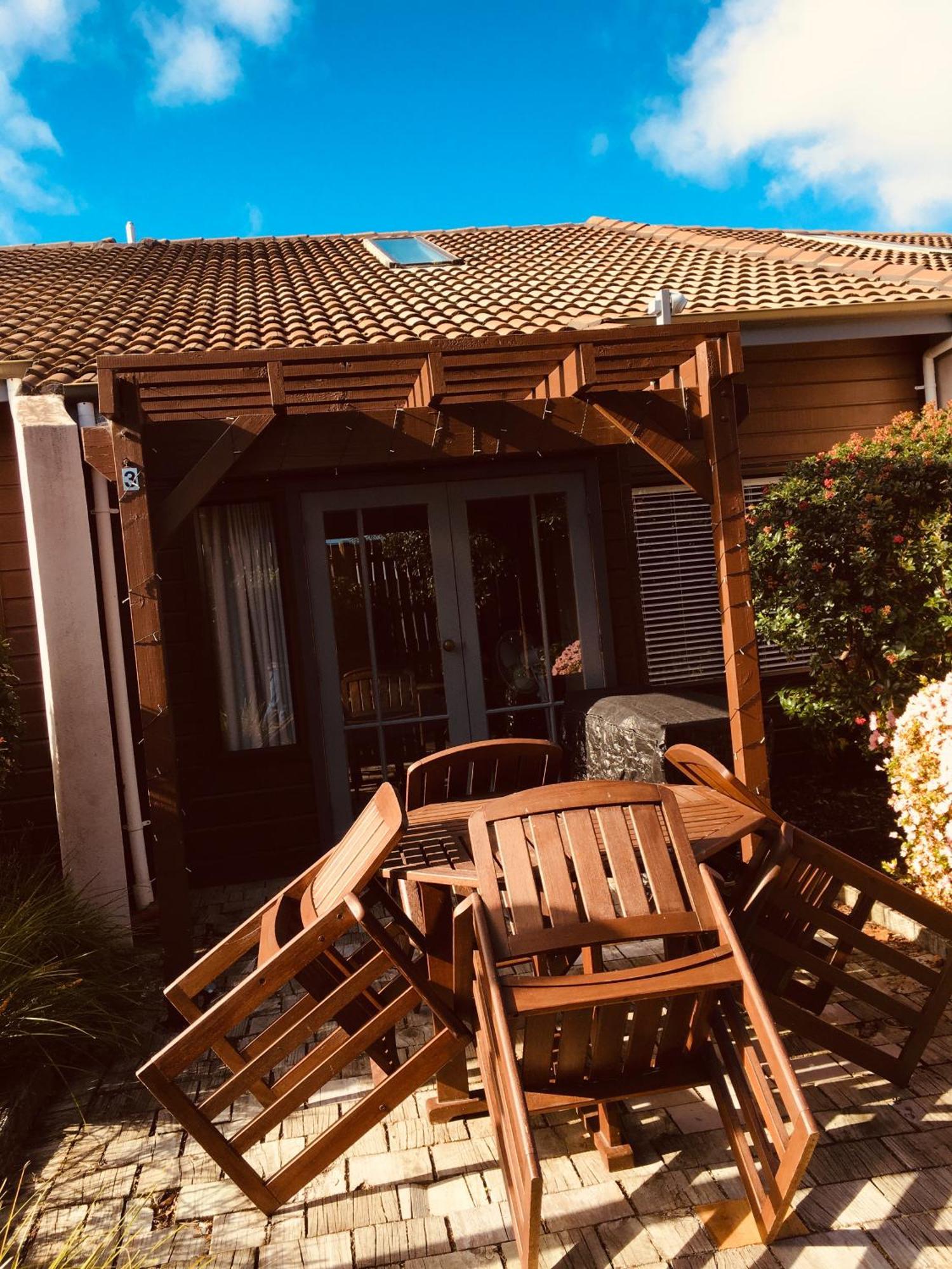Cascades Lakefront Motel Таупо Екстериор снимка A pergola in Germany