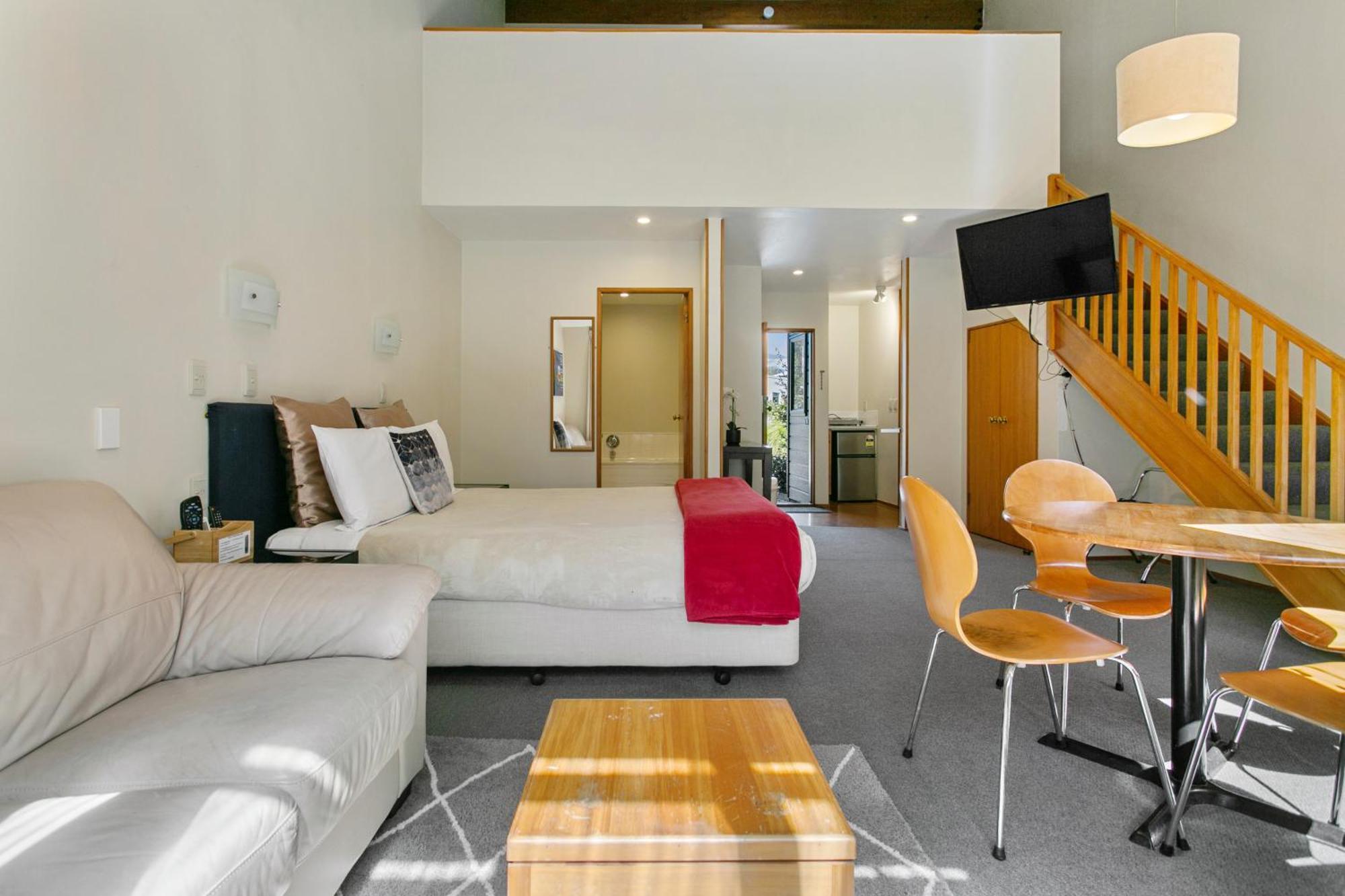 Cascades Lakefront Motel Таупо Екстериор снимка A typical studio apartment