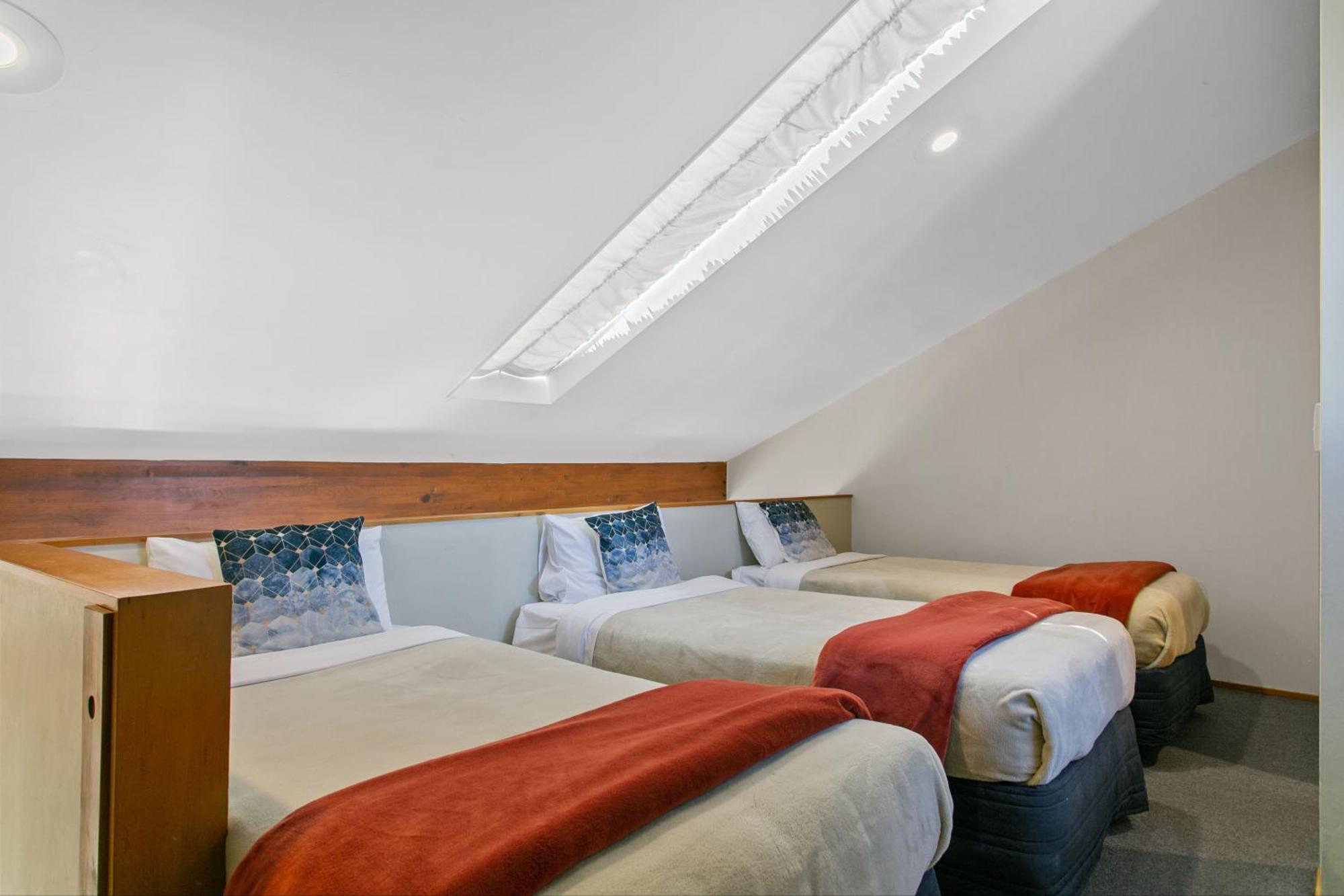 Cascades Lakefront Motel Таупо Екстериор снимка Skylight in a hotel room