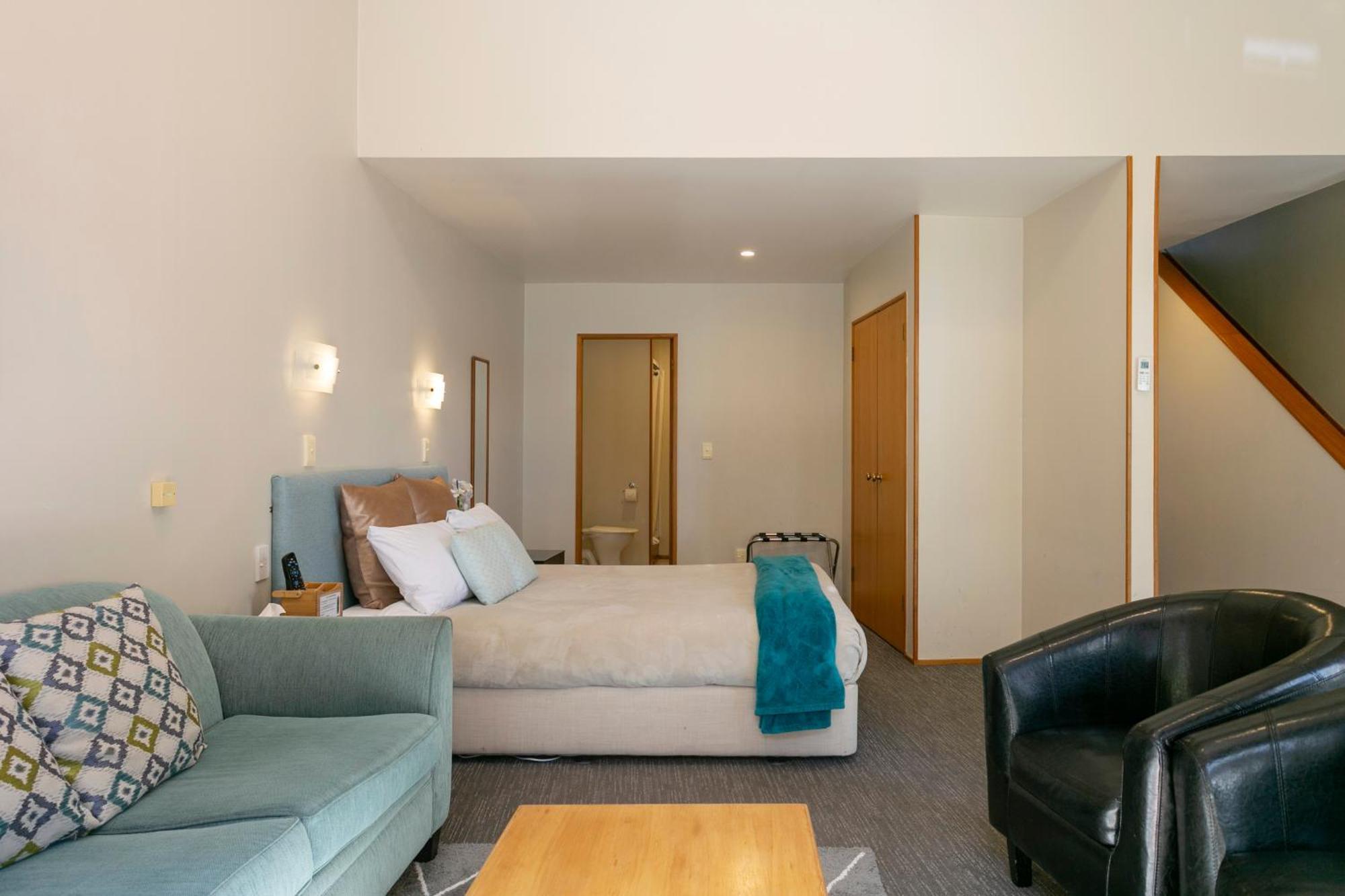 Cascades Lakefront Motel Таупо Екстериор снимка A typical studio apartment