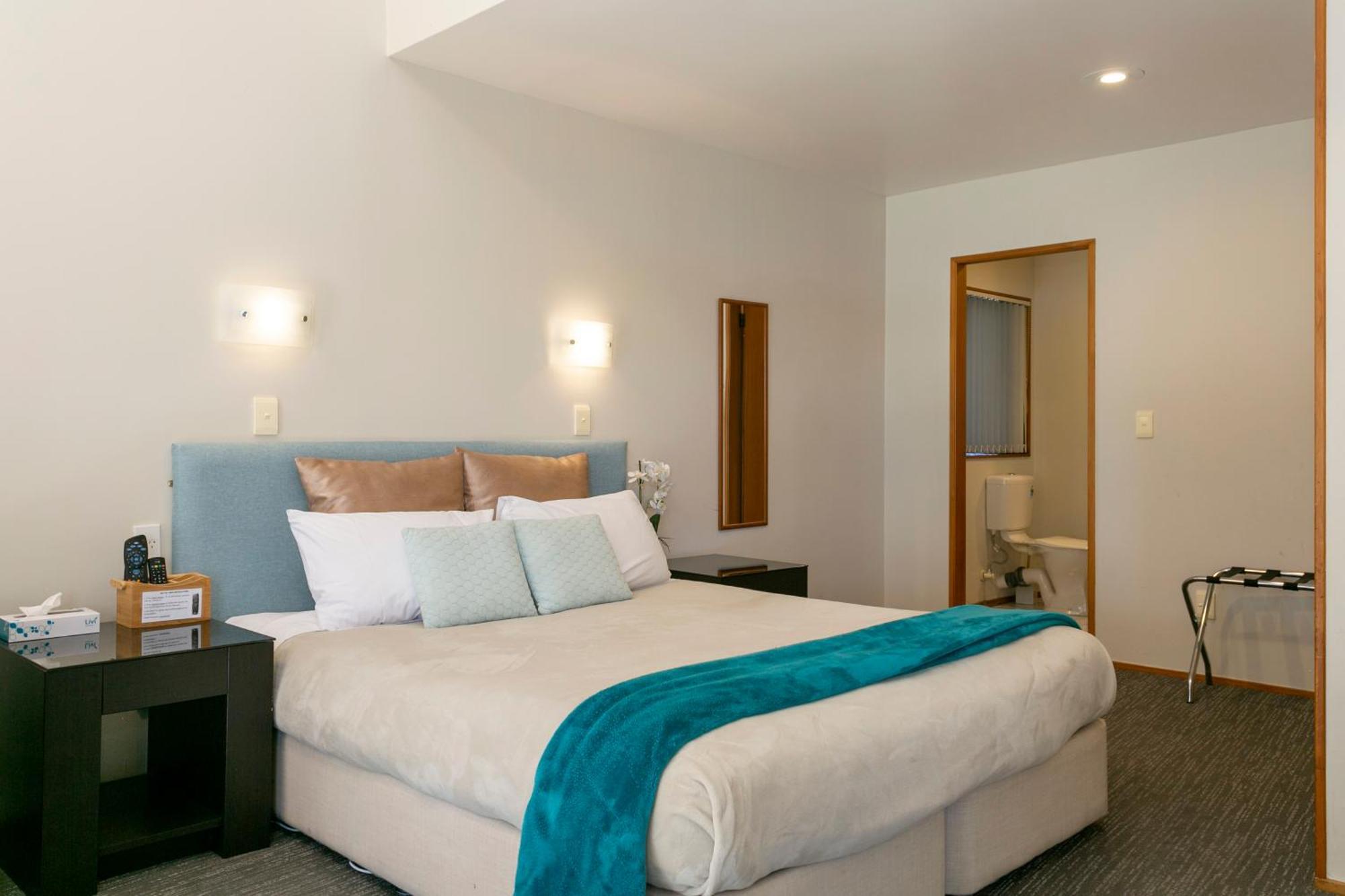 Cascades Lakefront Motel Таупо Екстериор снимка A typical motel room