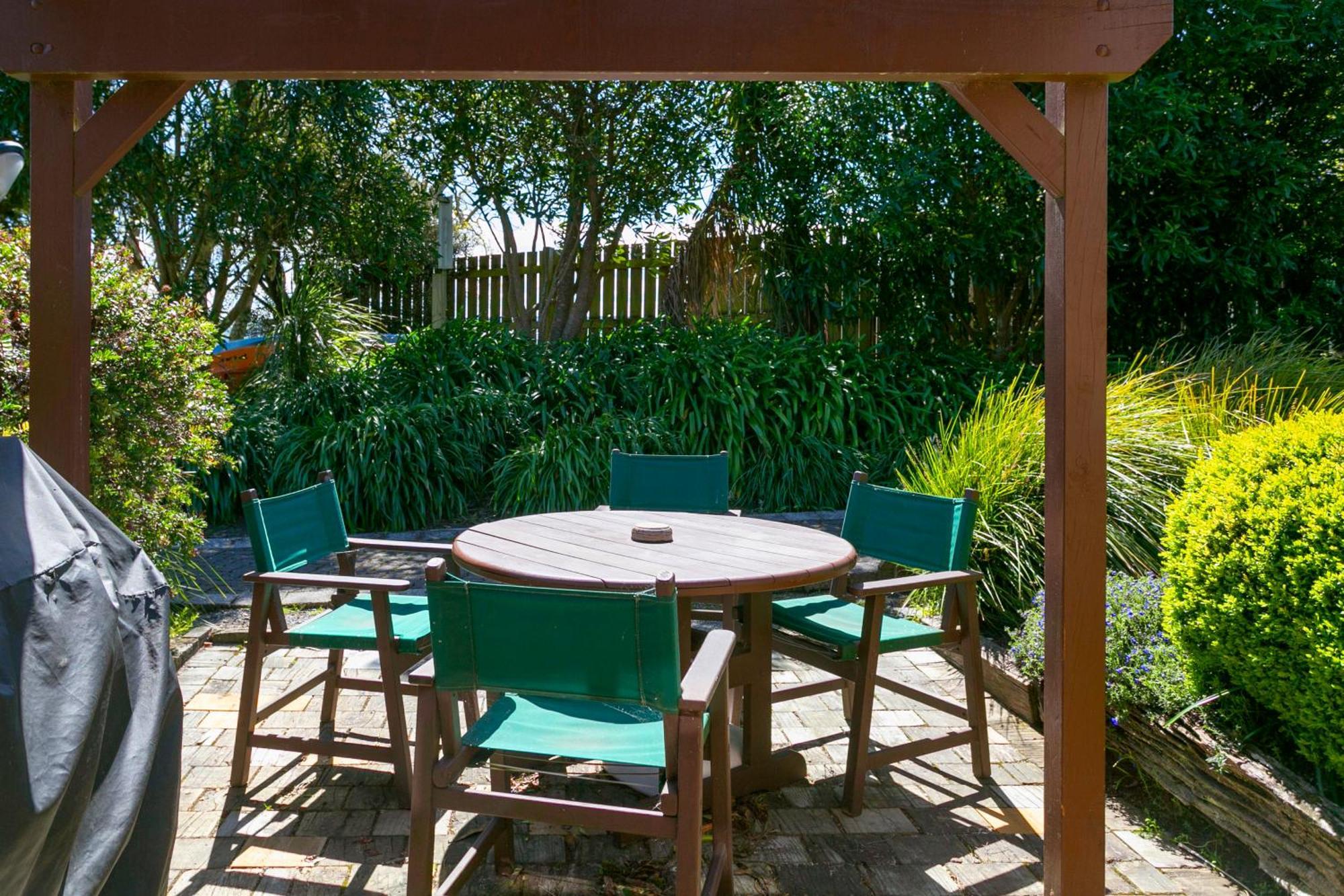 Cascades Lakefront Motel Таупо Екстериор снимка A pergola in a garden