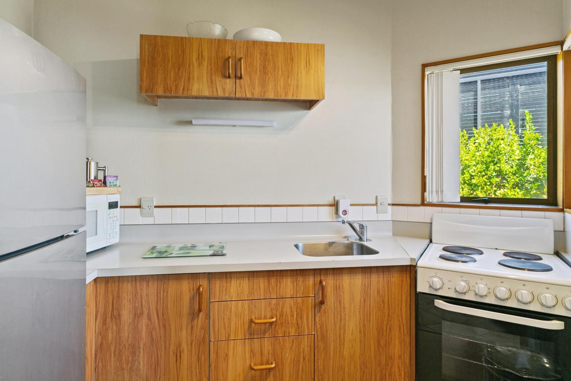 Cascades Lakefront Motel Таупо Екстериор снимка A kitchen in a student flat