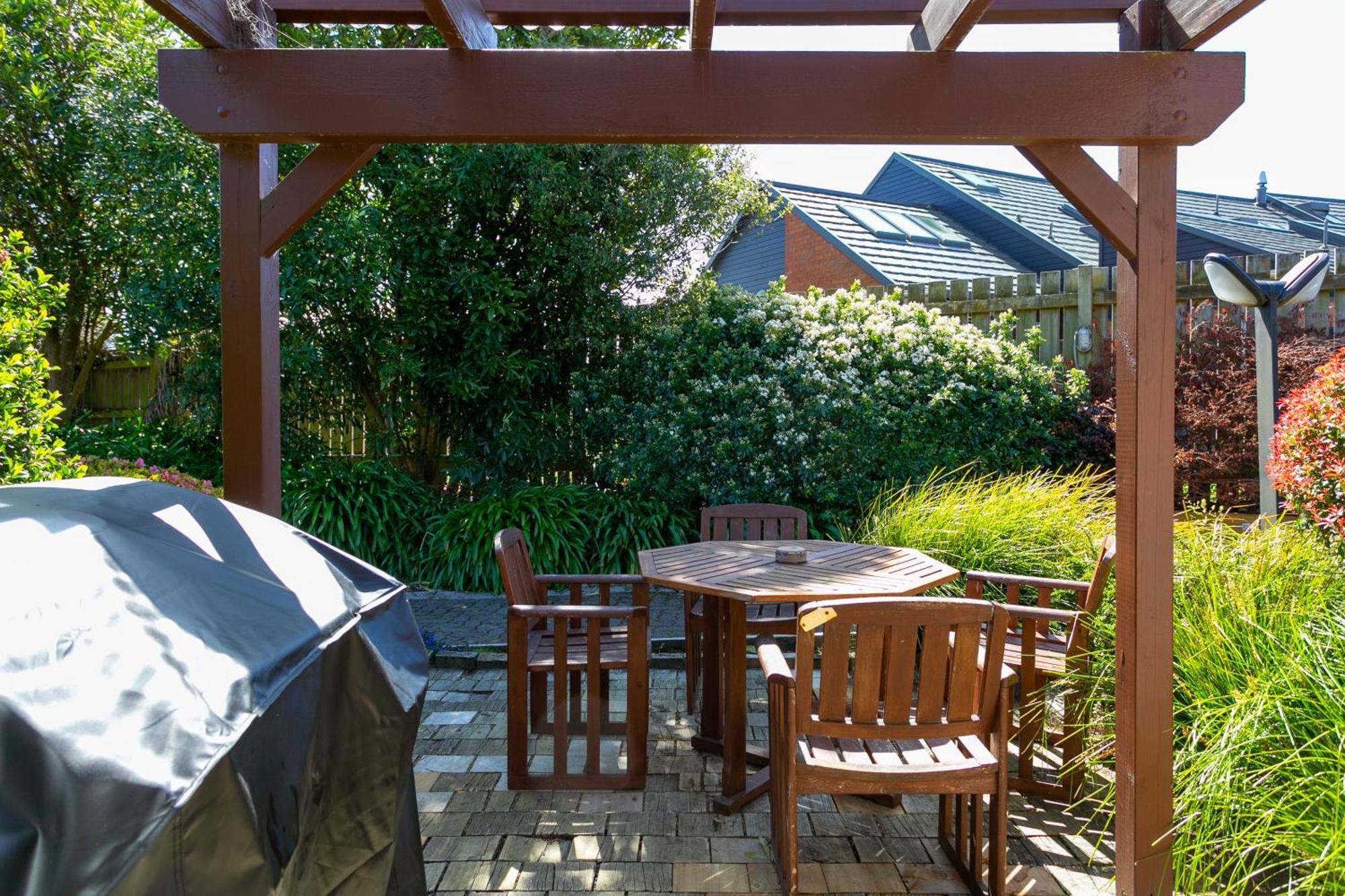 Cascades Lakefront Motel Таупо Екстериор снимка A pergola in a backyard