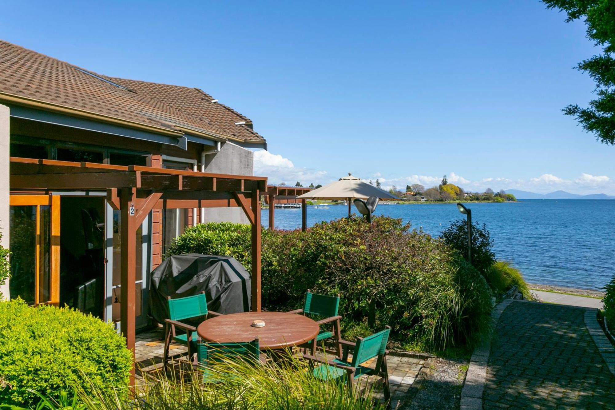 Cascades Lakefront Motel Таупо Екстериор снимка A view of Lake Taupo from the hotel
