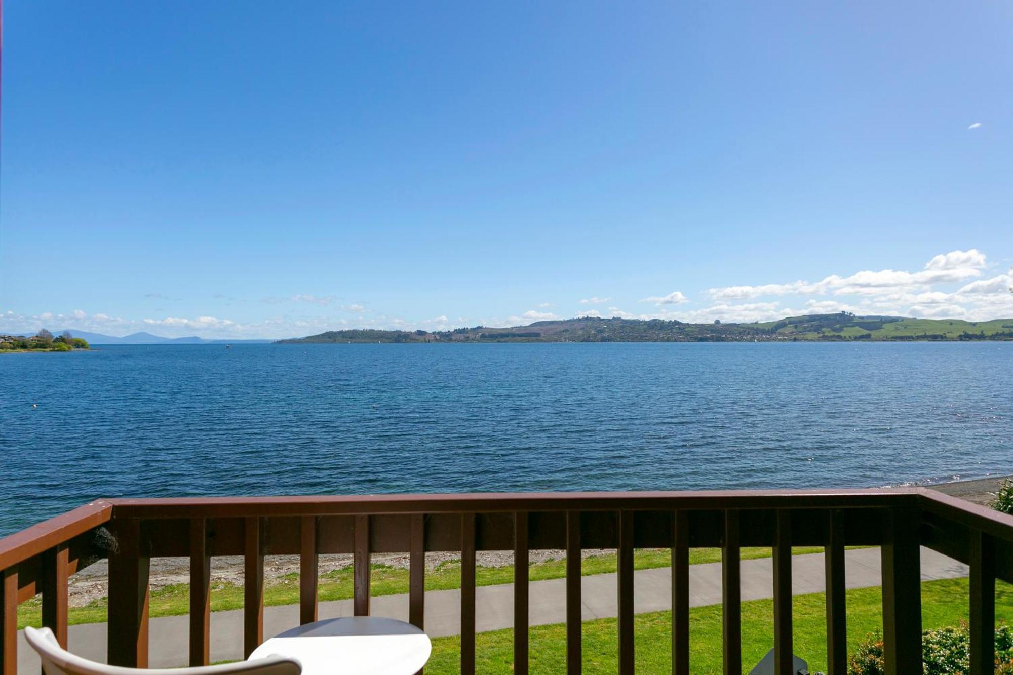Cascades Lakefront Motel Таупо Екстериор снимка View of the bay from the hotel