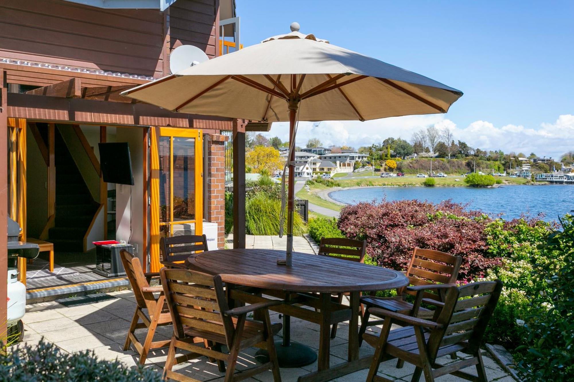Cascades Lakefront Motel Таупо Екстериор снимка A patio umbrella