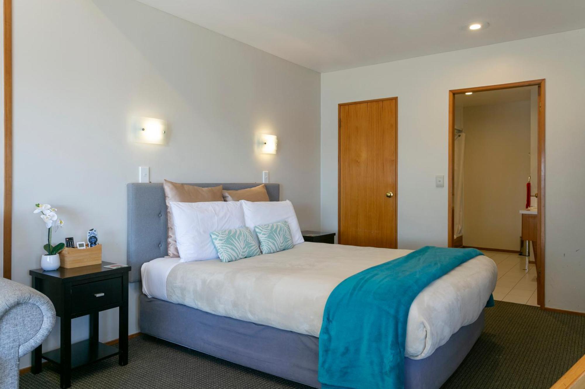 Cascades Lakefront Motel Таупо Екстериор снимка A bedroom at the hotel
