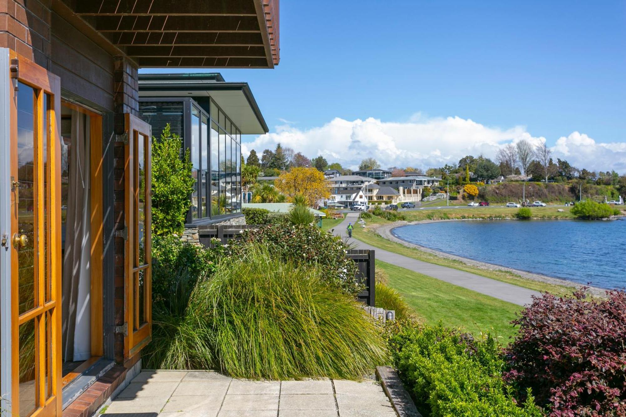 Cascades Lakefront Motel Таупо Екстериор снимка View of the lake from the library