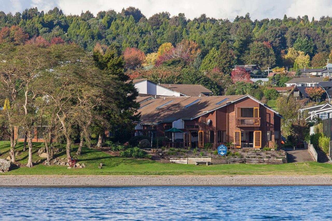 Cascades Lakefront Motel Таупо Екстериор снимка Residential neighborhood on the shore of Lake Stevens